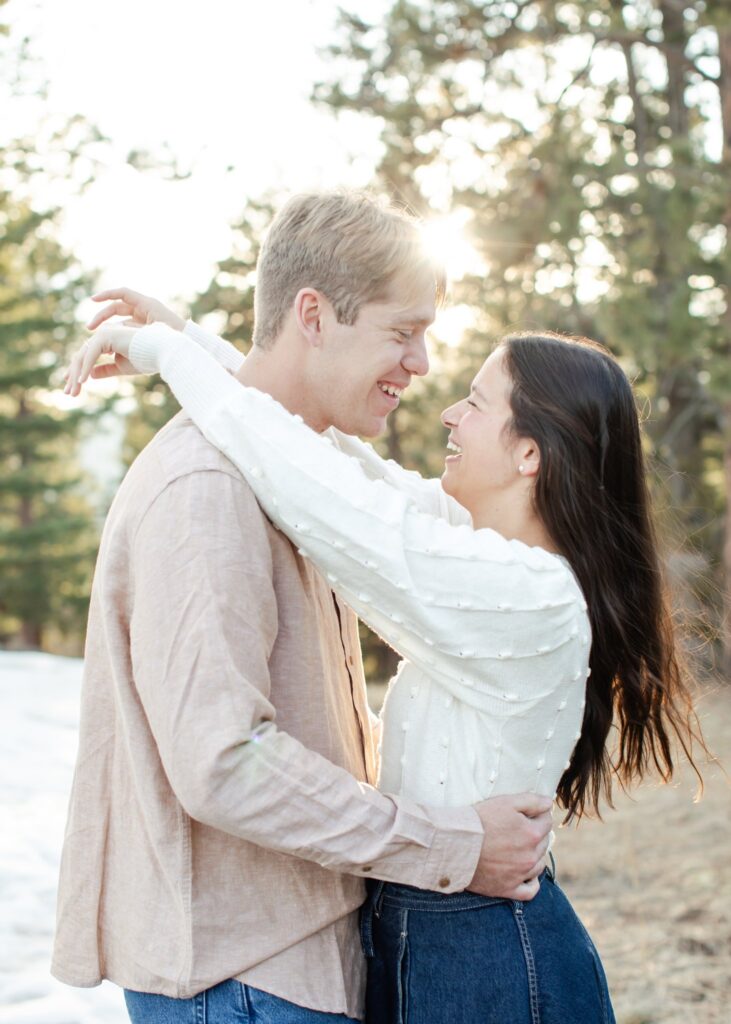 Jonas and Julia facing each other in a hug while the sun shines between them.